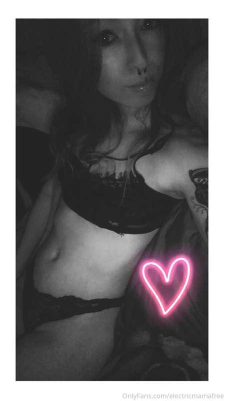 Just laying around in my new lingerie 💋