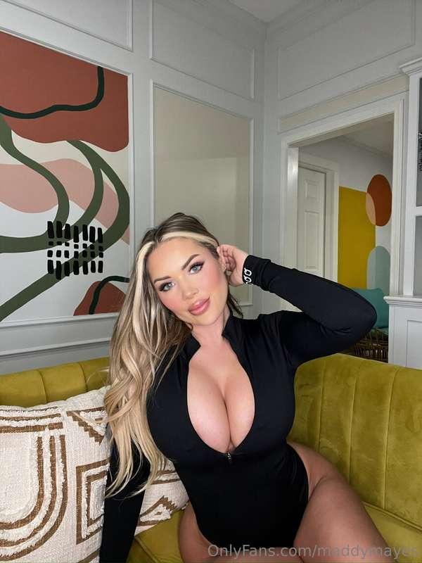 *Do you like how my titties look in this set?* 🍒