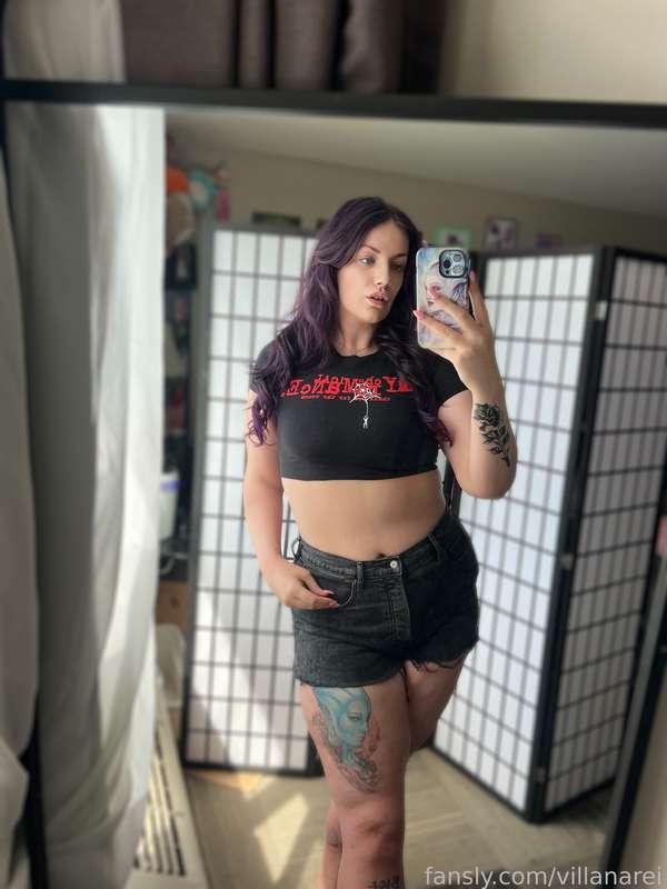 Tiny shirts + denim shorts are the only thing to wear on hot days 🥵

#fyp #tall #tallgirl #alt #alternative #altgirl #emo #goth #gothgirl #tattoos #inked #purplehair #croptop #shorts #denim #denimshorts #tummy #musclemommy #thicc #thighs 