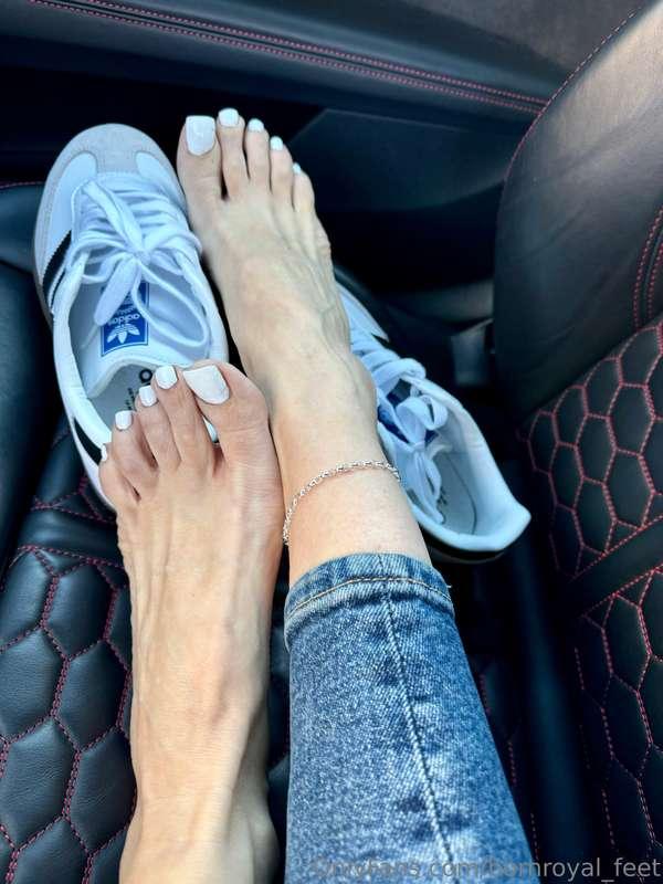 bornroyal_feet image #0