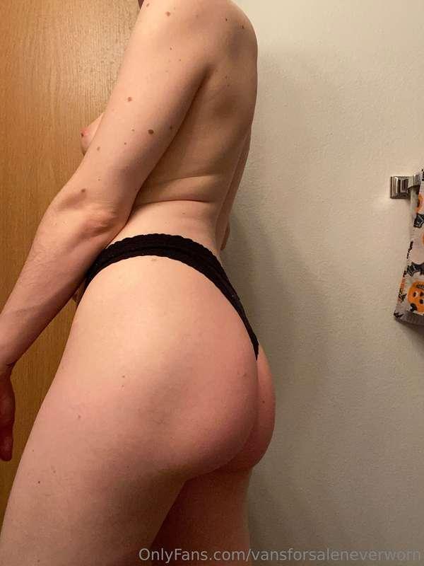 Just admiring my butt😜