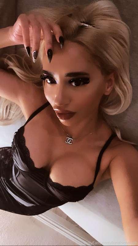 Saturday night 🖤 who wants to buy me  a drink?🥂😊