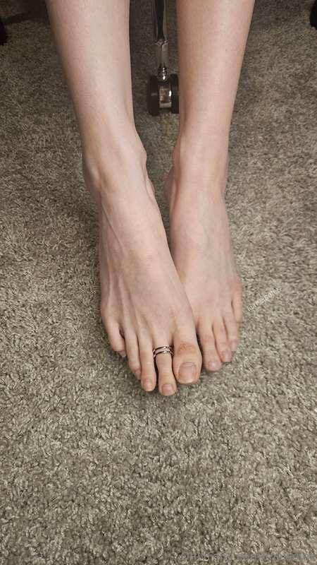 Who wants to suck my long natural toes?