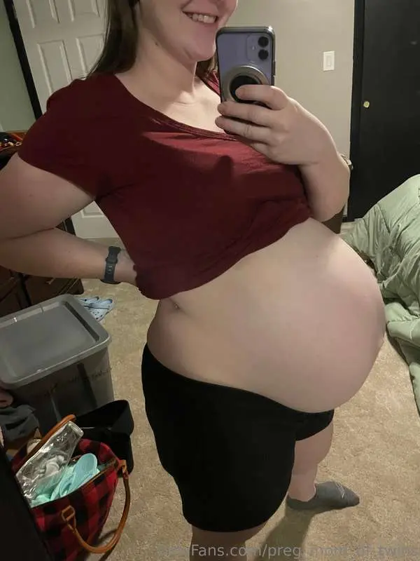 preg_mom_of_twins main image