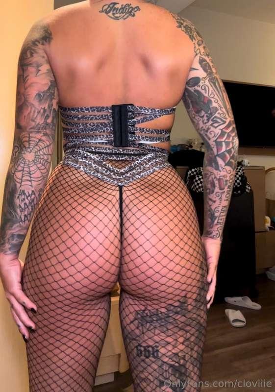Really loving the fishnets, are you? 😉🖤
