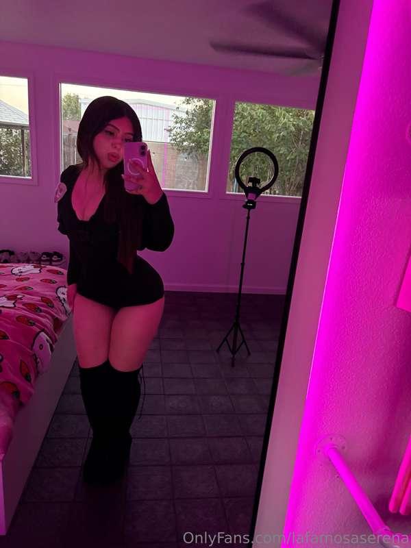 This one piece hugs my fat 🍑 so tight 😈 Dm pa ver ma$
