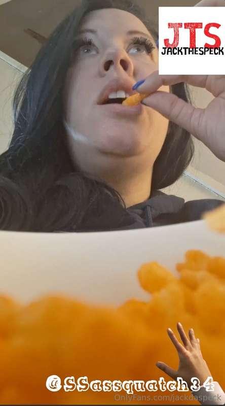 Exclusive!@nattysassy34 is lounging around as a tiny is expl..