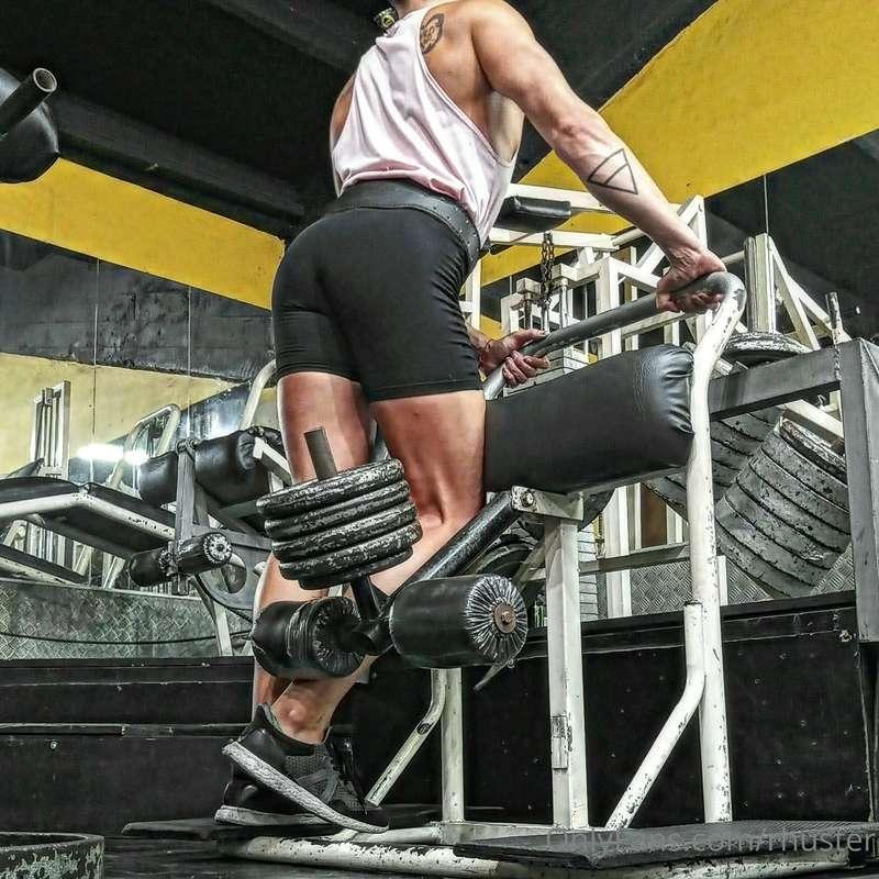My butt is muscular and juicy 🍑🍑💥💦.