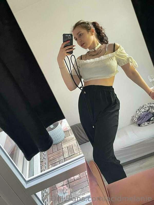 All I need is your hands under my clothes right now😈👏🔞