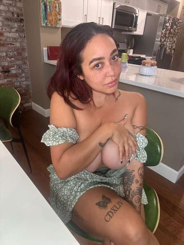 don’t my hands look pretty:)check dms or tip $5 for handjob ..
