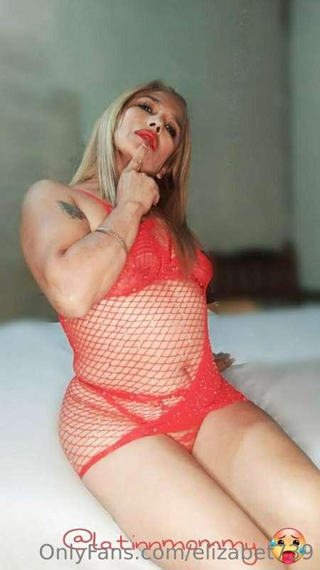 🥵She is a hot milf @latinnmommy, looking for a boy who has m..