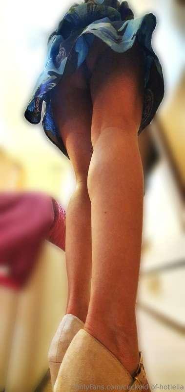 La maialina di @hotlella ripresa da sotto! Con gonna, pantal..