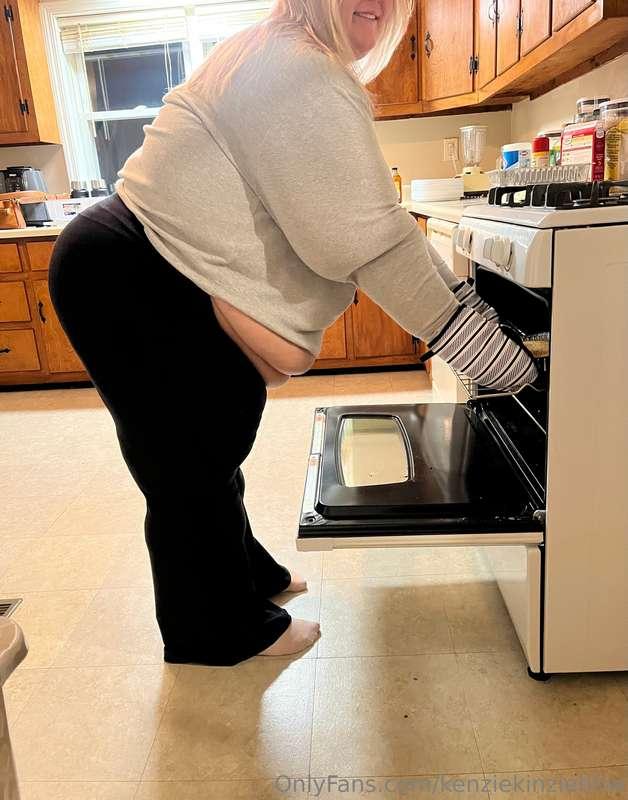 Trying to bake a cake and not burn my belly🤭