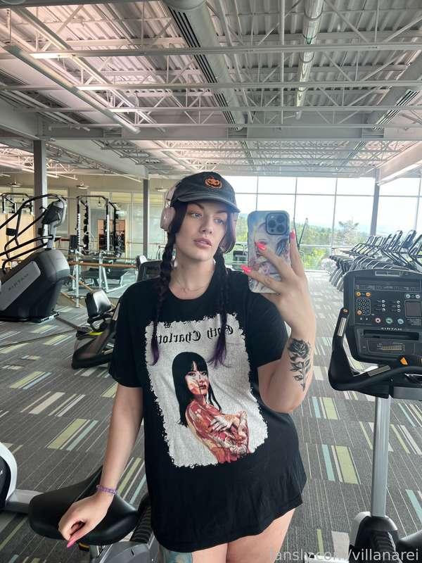 All I do these days is go to the gym 💪🏻

#fyp #tall #tallgirl #goth #gothgirl #altgirl #alternative #purplehair #thicc #musclemommy #braids #pigtails #thighs #gym 