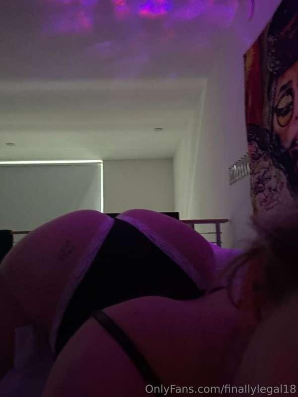 ASS AND TITTYSSS!!! Im your little cumslut and i love to cre..