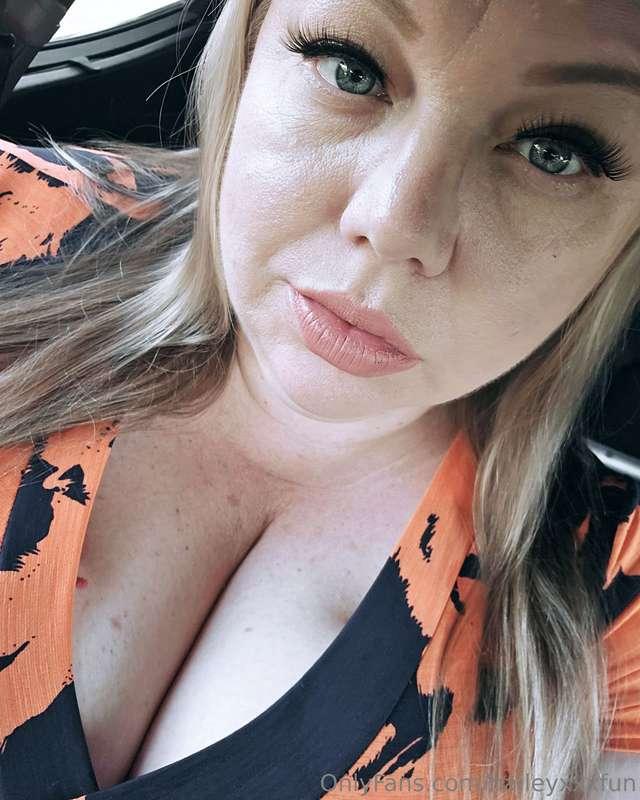 Do you admire my curves with clothes on too? 🤭
