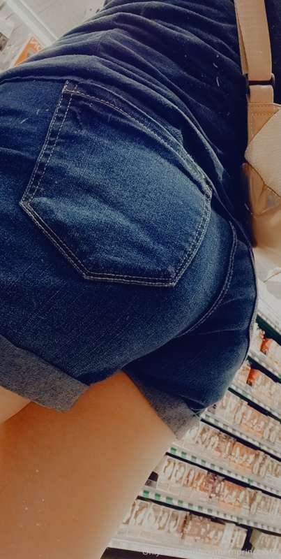Daily does of blue Jean booty 🍑💋