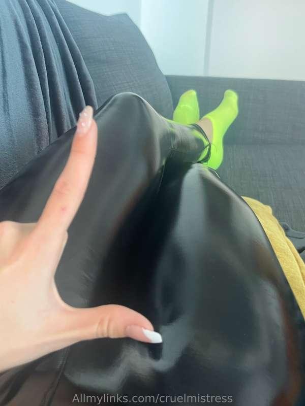 desperate to sniff My pussy ??