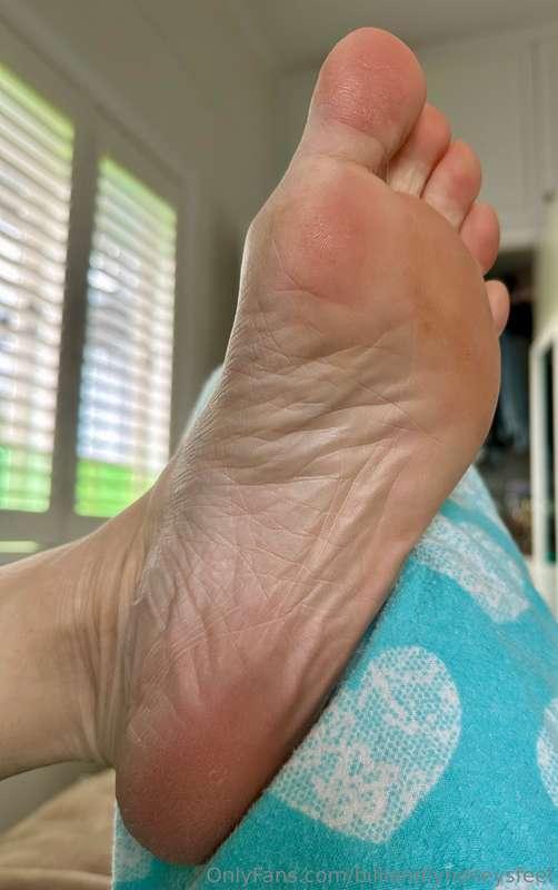 Relaxing before having to get ready for dinner plans 🦶🏻