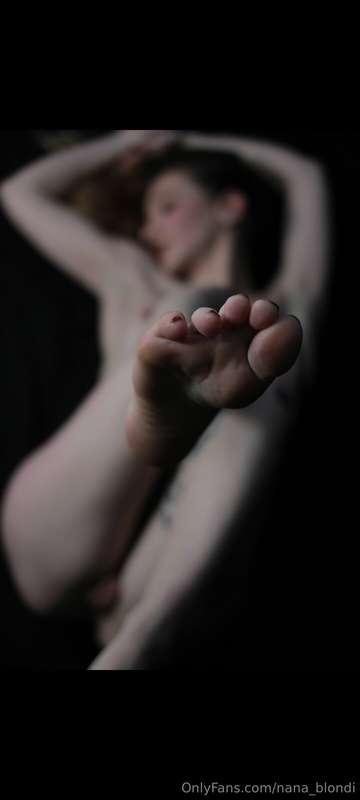 What do you wanna do with my feet? 

Cosa faresti ai miei pi..