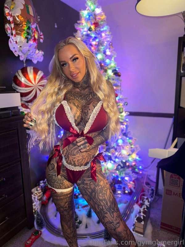 Santa isn't the only one coming to town this Christmas. 🎅😘