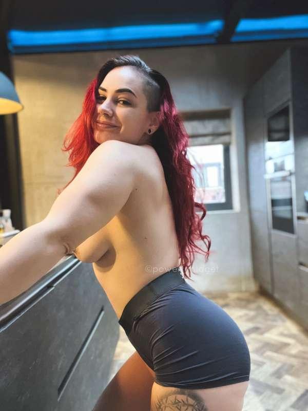 POV: I’m wearing your boxers making you breakfast 😜