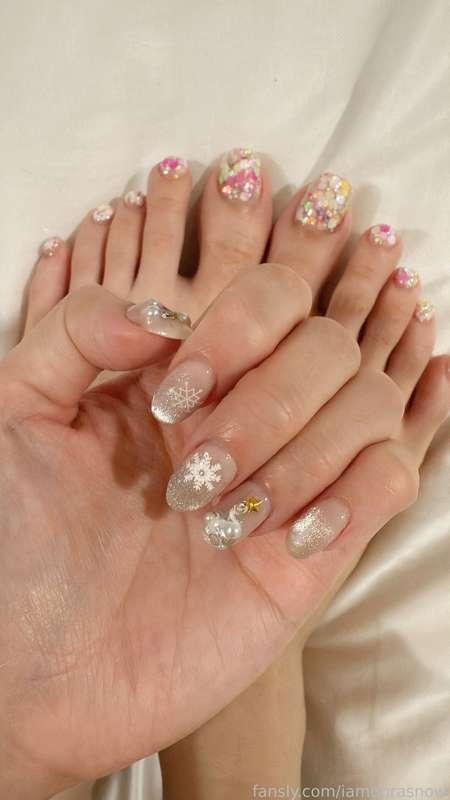 Finally done with my beautiful nails for coming christmas🥰🩷they were all broken before this 🥲😂