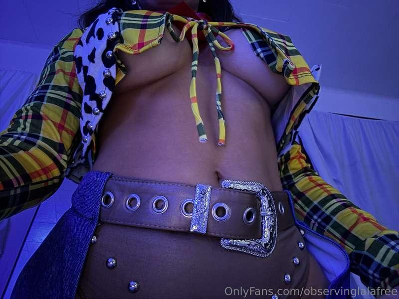 How do you imagine fucking me in this cowgirl outfit? 🤠