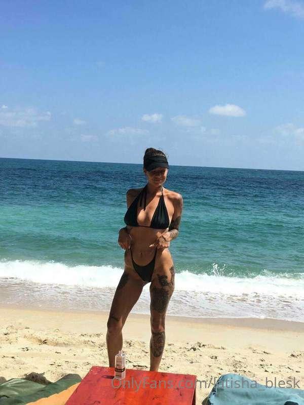 Summer vibes all year long be like 😹