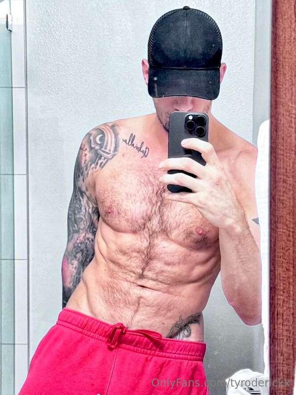 Warming up early… and you’re invited to watch 😏💪 Ready to tu..