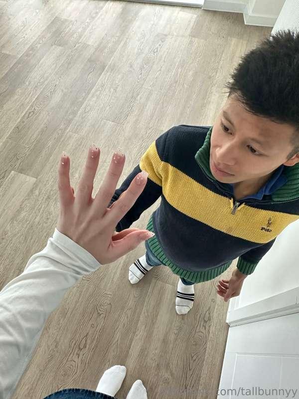 Look how big my hands are😈
