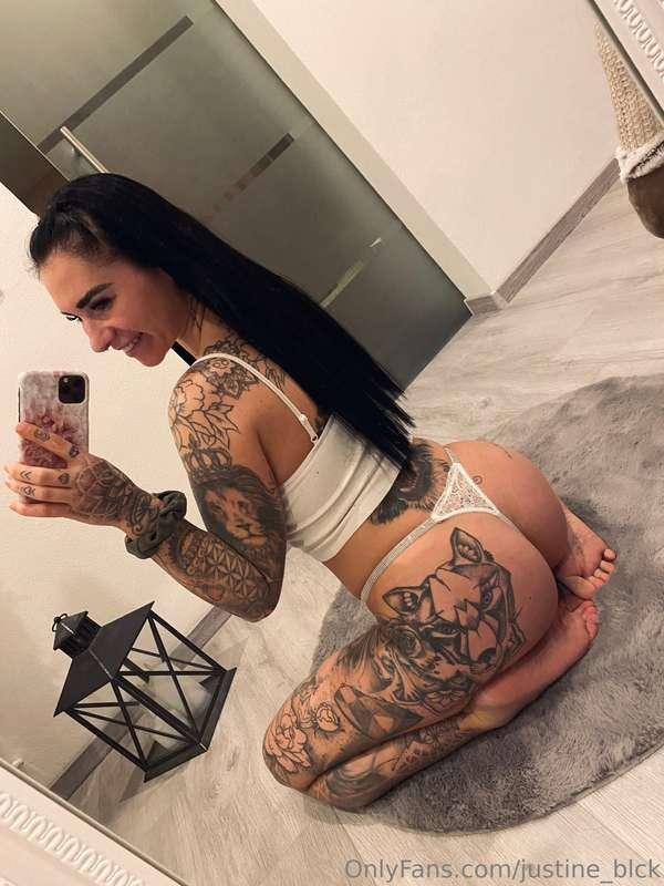 justineblack image #0