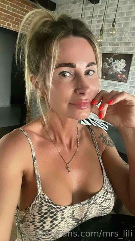 Tell me who this beauty is that I keep seeing in the mirror🤭..