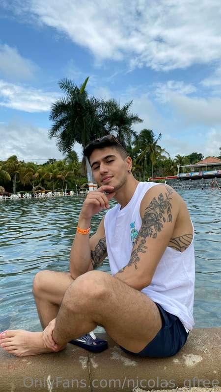 Pool day 🦶🏼🩴