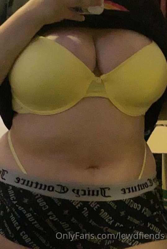 rare moment of me in yellow 😤😤