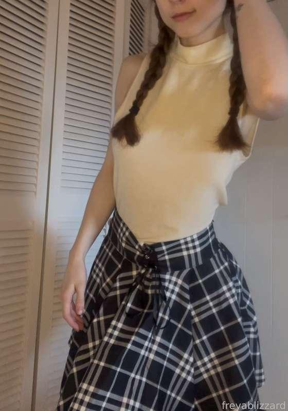 Do you like skirts? 🙈

I’m so excited for next week because I’ll be on reading break! I really need it 😅😅

#girl #cutegirl #19 #braids #skirt #braless #petitegirl 