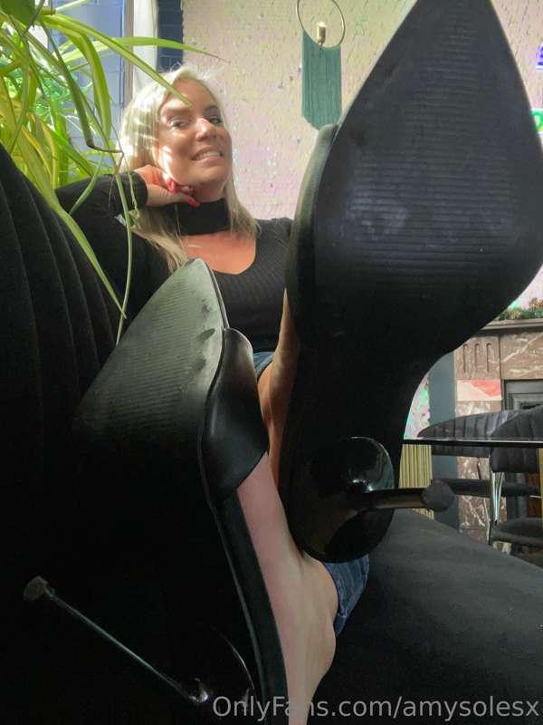 So what do you prefer? Heel worship or feet worship???….