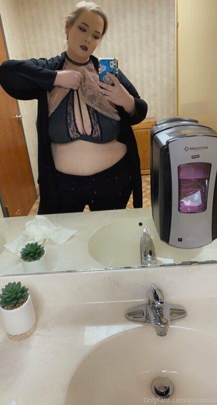 Another titty flash for you while I’m at work ???