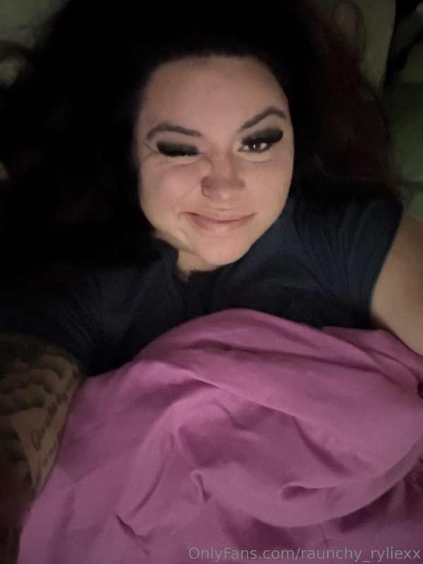 Good morning! Laying in bed being lazy 🤪