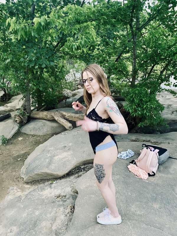 Just being me— getting naked outside 🤷‍♀️💋