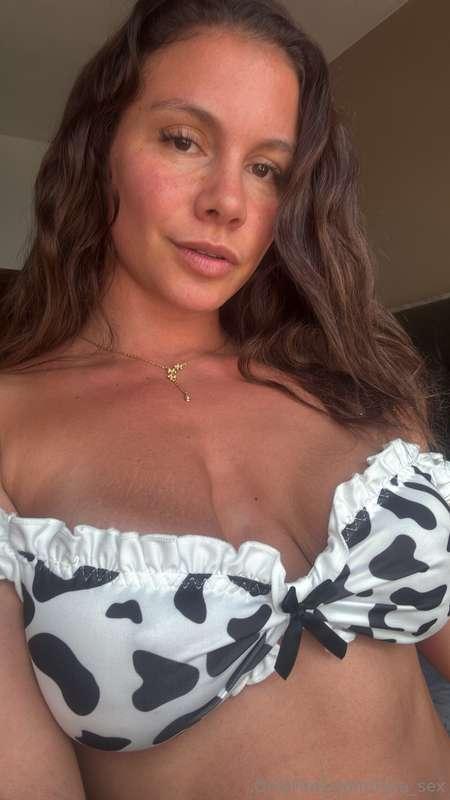 Tanned, Naughty & Milky 🐮💦Fresh from vacation, showing off m..