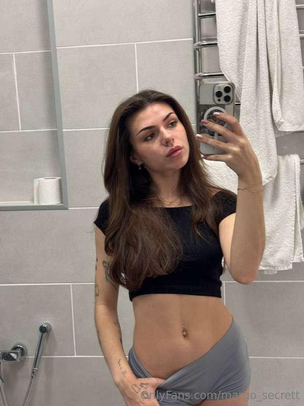 My body says “come closer”… my eyes say “don’t stop” 😏🔥