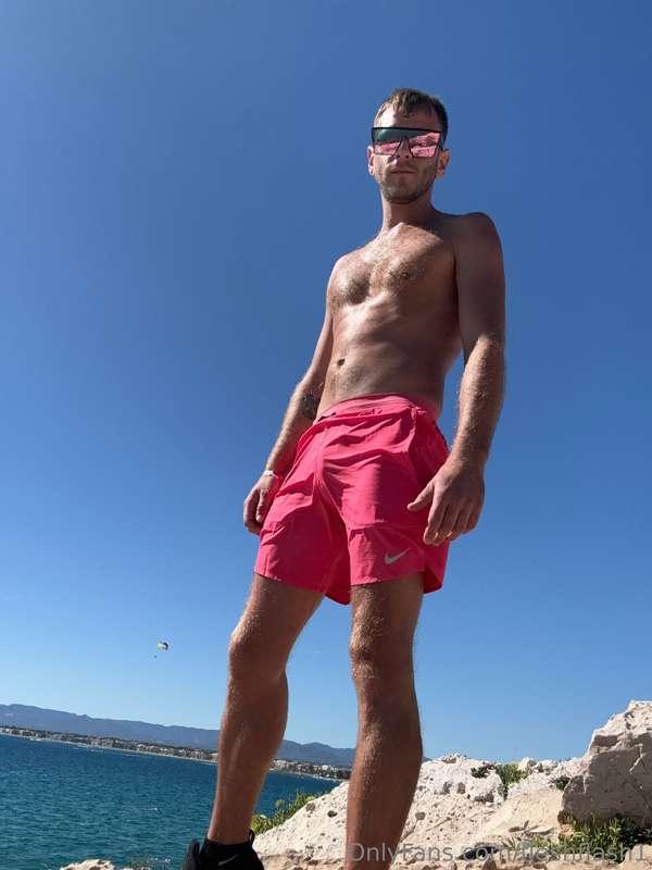 The sunshine gets me all horny ☀️