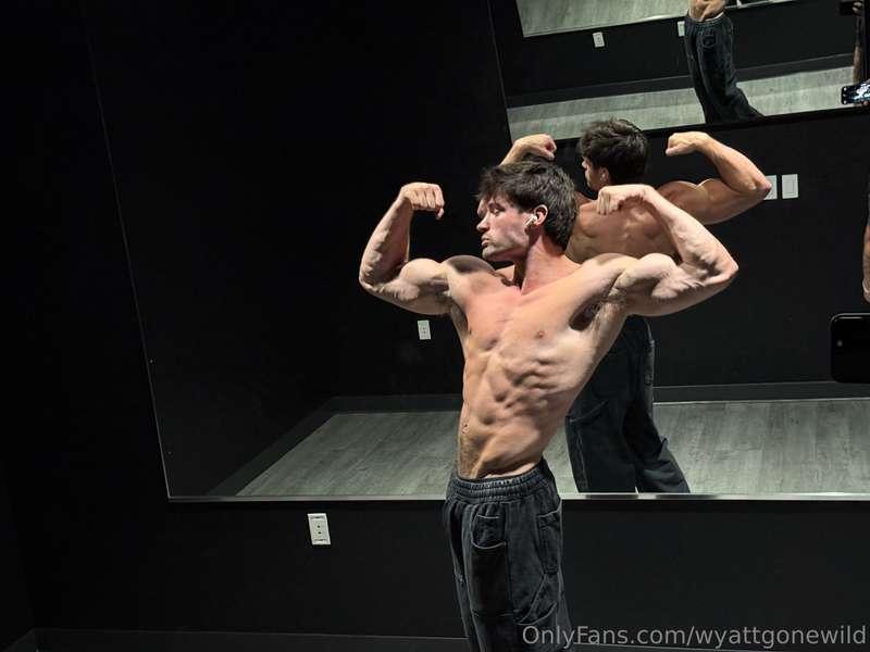 Embracing my bulk, who likes a bigger guy 👀