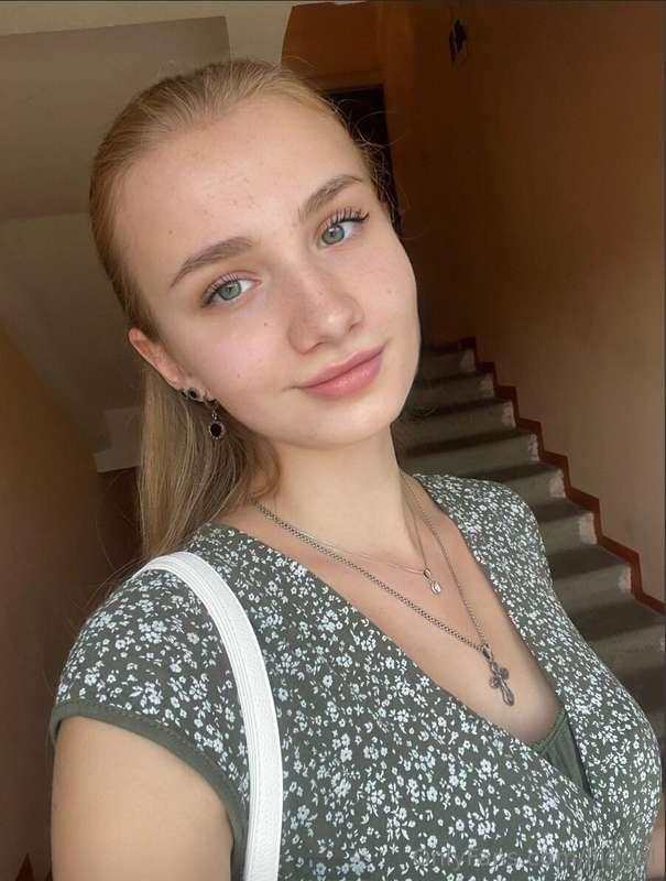 🔥CUTE KITTY @aria_blonde 🔥 Loves cocks of all sizes😍When she..