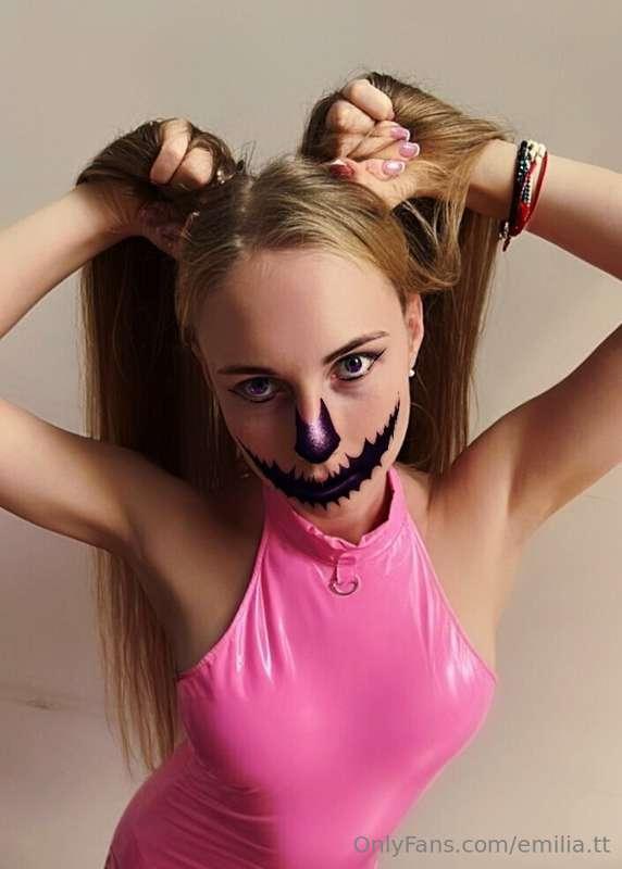 SCARED?

I love dressing up so much...do you want to know wh..