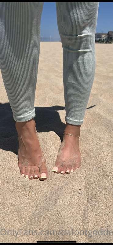 this sand was sooo hot that’s why my feet look veiny 🤣😭 but ..