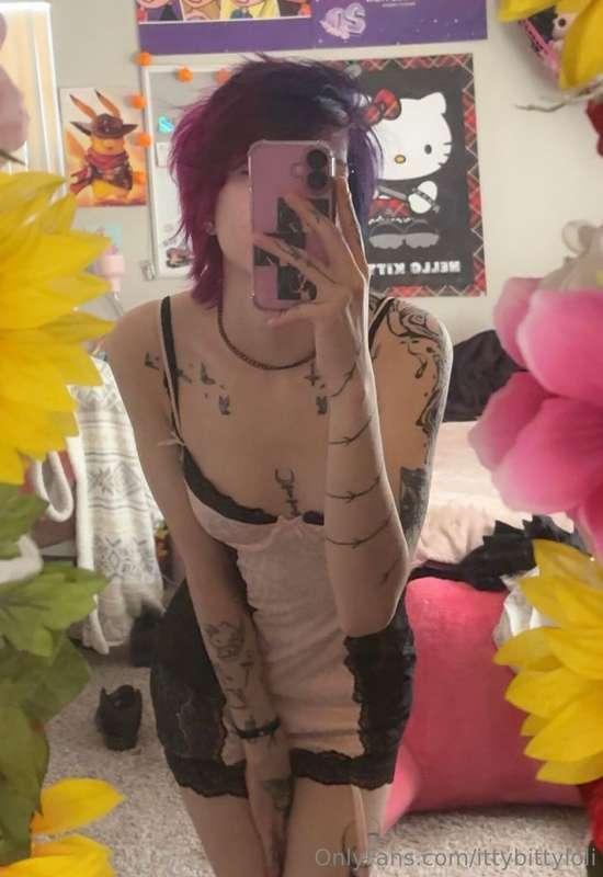 messy hair cute outfit :)