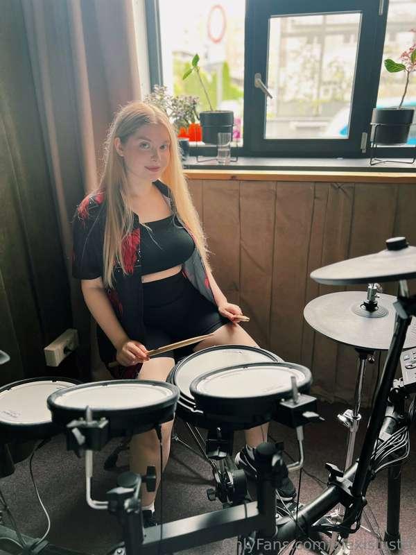 You know I'm into playing the drums, right?😜