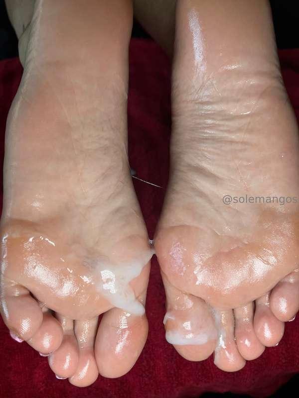 Stink the whole foot in your mouth 